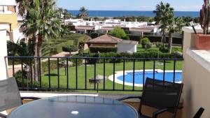 einen Balkon mit Blick auf ein Resort in der Unterkunft Mirador de Vera VERARENTAL-COM in Vera