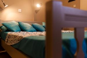 Bett mit blauen Kissen in einem Zimmer in der Unterkunft Annita Court Block B, Apt6 in Ayia Napa
