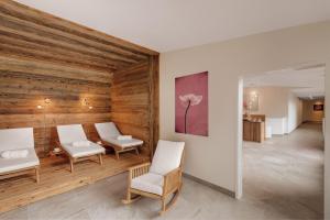 Ein Sitzbereich in der Unterkunft ADLER HÄUSERN Gourmet & Spa Hotel