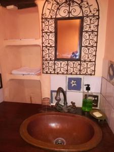 łazienka z umywalką i lustrem w obiekcie Casa Farfarnicola w mieście Aguafría +17 zdjęć