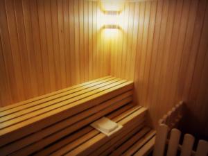 una sauna con una luz encima en Gostiniy Dvorik Guest House, en Yaroslavl