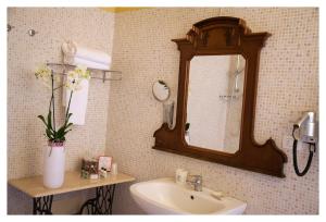 a bathroom with a sink and a mirror at Palazzo Guiderocchi in Ascoli Piceno