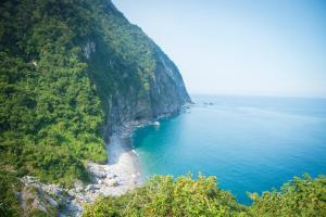 順安村的住宿－海悅灣渡假休閒會館，享有大海和悬崖上的海滩景色