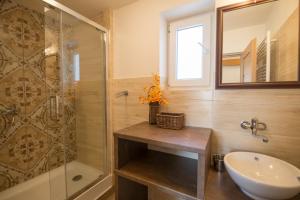 a bathroom with a sink and a shower at Apartm&aacute;ny Lea in Liptovsk&yacute; Mikul&aacute;&scaron;