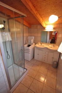 Koupelna v ubytování Les Chalets du Mazet Saint Voy