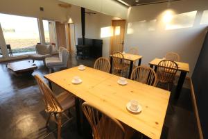 uma sala de jantar com mesa e cadeiras em Element em Nakafurano