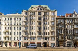 van zaparkowany przed dużym budynkiem w obiekcie ClickTheFlat Palace Of Culture Apartment w Warszawie
