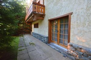 a building with a wooden door and a balcony at Studio Grands Ducs 222 in Verbier