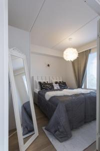 En eller flere senger på et rom på Tuomas' luxurious suites, Vasko