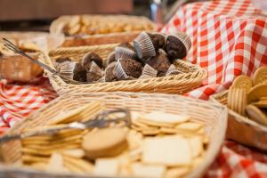 a table topped with baskets of different types of food at Alfagar Alto da Colina in Albufeira