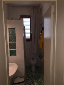 エンポリにあるLa locandaのバスルーム(洗面台、トイレ付)