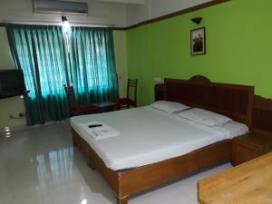 Tempat tidur dalam kamar di Bennies Inn