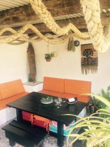 Una mesa y sillas en una habitación con techo. en Gin Kovas, en Punta del Este