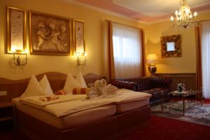 a hotel room with a bed and a couch at City Hotel Neunkirchen in Neunkirchen