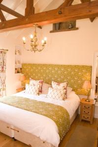 เตียงในห้องที่ Jockhedge Holiday Cottages