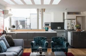 ロンドンにあるNewman 36 Apartmentのリビングルーム(ソファ付)、キッチン