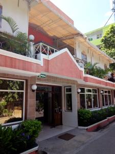 Hotel Windsor-Mombasa في مومباسا: مبنى عليه درج