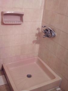 W łazience znajduje się prysznic i wanna. w obiekcie Dimitra Pentaliou Rooms w mieście Kamena Wurla