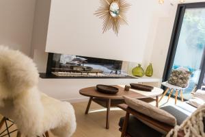uma sala de estar com um sofá e uma lareira em La Maison Odeia Bordeaux Centre em Bordeaux