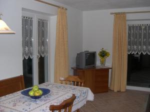 a dining room with a table with a bowl of fruit on it at Cèsa Chri e Sofì in Campitello di Fassa