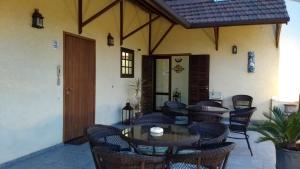 Khu vực ghế ngồi tại Pousada Castelinho