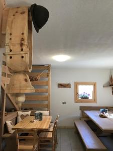 ヴァルフルヴァにあるAgriturismo Malga Dell'Alpeの木製テーブル、テーブル、窓が備わる客室です。