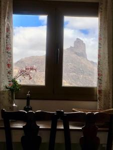 uma janela com vista para a montanha em Casa Del Caminero En Tejeda em Tejeda