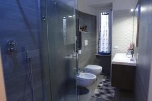 ein Bad mit einer Dusche, einem WC und einem Waschbecken in der Unterkunft Sweet home Appio Latino in Rom