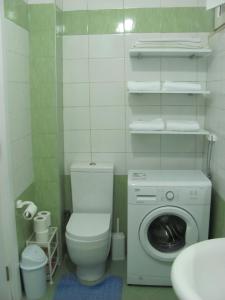 y baño con aseo y lavadora. en Sea Breeze Apartment Bougainville Bay, en Sarandë