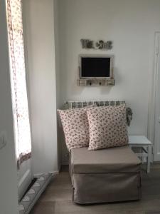 a living room with a couch and a tv on the wall at Tra Cielo e Lago in Cernobbio