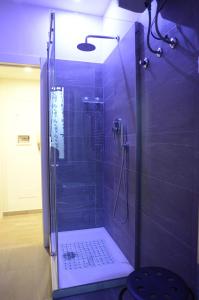 eine Dusche mit Glastür im Bad in der Unterkunft Sweet home Appio Latino in Rom
