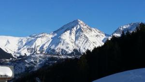 Uma vista geral da montanha ou uma vista da montanha a partir da casa de férias
