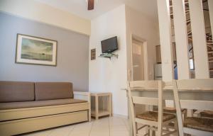 ein Wohnzimmer mit einem Sofa und einem Tisch in der Unterkunft Villa Riza in Rizá