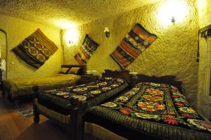 Giường trong phòng chung tại Kismet Cave House