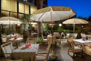 Reštaurácia alebo iné gastronomické zariadenie v ubytovaní Hotel Corallo