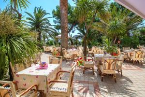 Reštaurácia alebo iné gastronomické zariadenie v ubytovaní Hotel Corallo