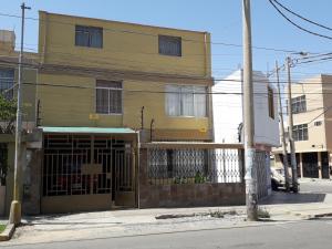 un edificio amarillo en la esquina de una calle en Travel House, en Ica