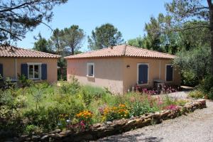 une maison avec un jardin en face dans l'établissement Lou Daro, à Cébazan