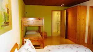 um quarto com uma cama e um beliche em Sohlerhof em Eichenberg