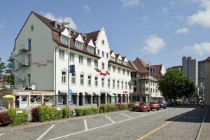 um grande edifício branco no lado de uma rua em Hotel Terminus Brugg em Brugg