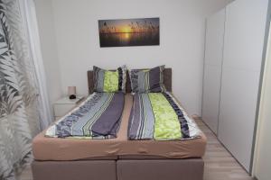 מיטה או מיטות בחדר ב-Apartment König