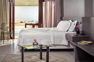 een hotelkamer met een bed en een tafel met een glazen tafel sidx sidx sidx bij Essenza Dune Hotel in Jericoacoara