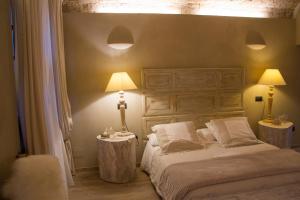 A bed or beds in a room at Corte degli Angeli Agriturismo