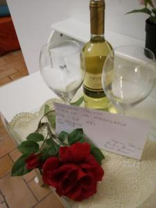 a bottle of wine and a flower on a table at Soggiorno Oblivium in Florence