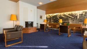 a waiting room with chairs and a fireplace at Hotel Terminus Brugg in Brugg