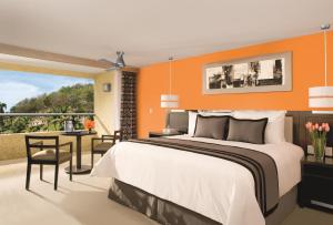 Postel nebo postele na pokoji v ubytování Dreams Huatulco Resort & Spa