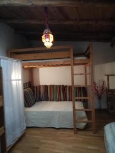 sypialnia z łóżkiem piętrowym i lampką w obiekcie Casa Farfarnicola w mieście Aguafría