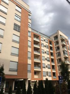ein großes Apartmenthaus vorne in der Unterkunft Apartment Gorki in Belgrad