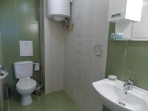 A bathroom at Apart Hotel Rosen