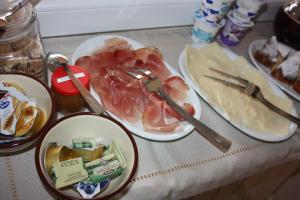 Jedlo v ubytovaní bed & breakfast alebo blízkom okolí